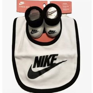 NIKE Baby Booties and Bib Set Size 0-6 Months Newborn White Shower Gift NWT